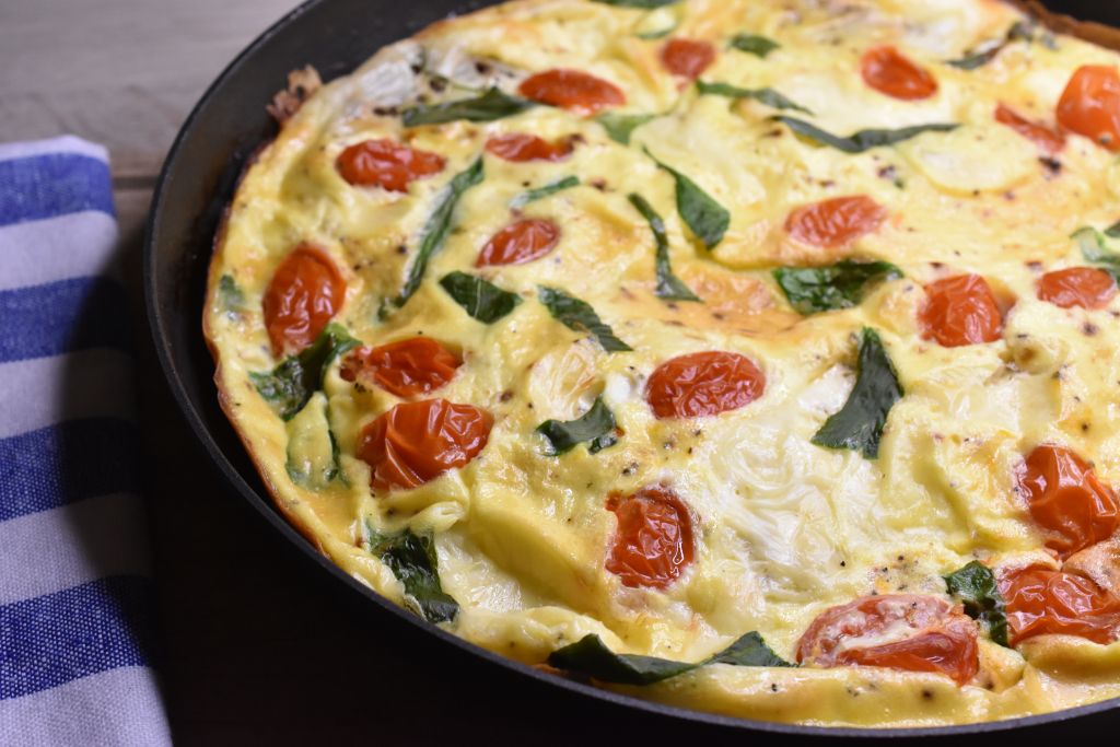 Omelet med ramsløg og ristet rugbrød - nem opskrift