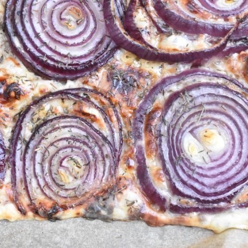 Gratinerede rødløg med ost, honning og timian