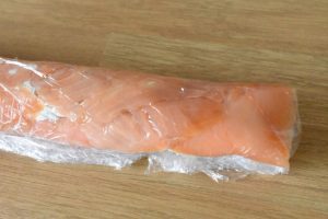 Lakseroulade - opskrift på nem forret med laks og flødeost