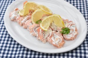 Lakseroulade - opskrift på nem forret med laks og flødeost