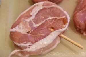 Mørbradbøffer med bacon - nem opskrift
