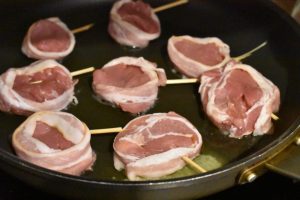 Mørbradbøffer med bacon - nem opskrift