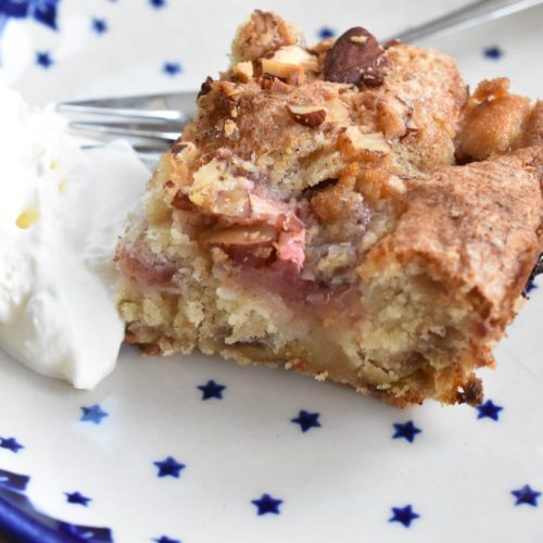 Kardemommekage med rabarber - opskrift