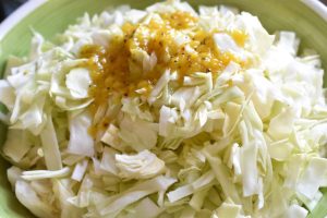 Spidskålssalat med feta og sennepsdressing - nem opskrift