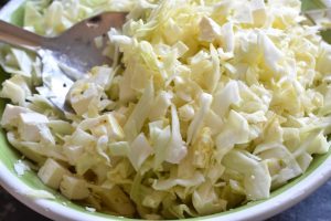 Spidskålssalat med feta og sennepsdressing - nem opskrift