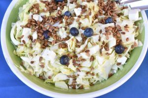 Spidskålssalat med feta og sennepsdressing - nem opskrift