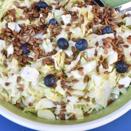 Spidskålssalat med feta og sennepsdressing - nem opskrift