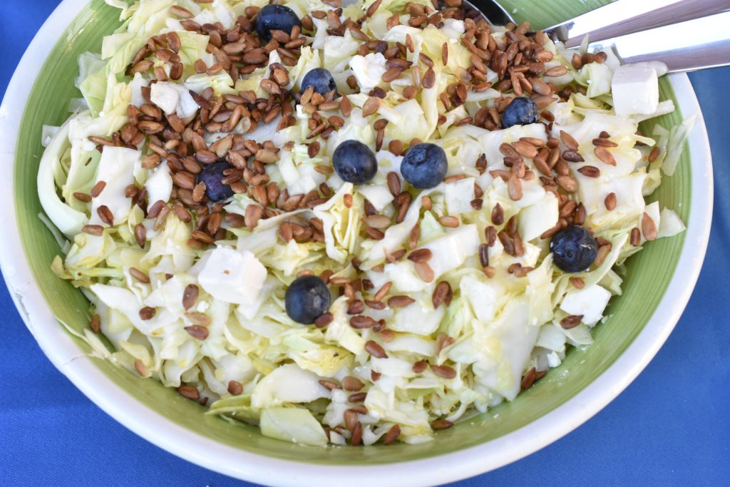 Spidskålssalat med feta og sennepsdressing - nem opskrift