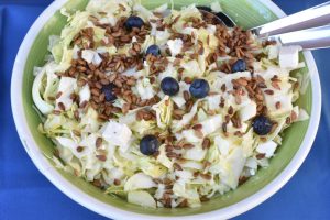 Spidskålssalat med feta og sennepsdressing - nem opskrift