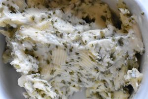 Pisket hvidløgssmør - luftigt smør med hvidløg og urter