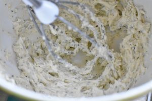 Pisket hvidløgssmør - luftigt smør med hvidløg og urter