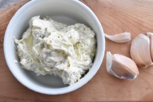 DSC_0628 • nogetiovnen.dk Pisket hvidløgssmør - luftig smør med hvidløg og urter