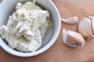 Pisket hvidløgssmør - luftigt smør med hvidløg og urter