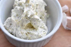 Pisket hvidløgssmør - luftigt smør med hvidløg og urter