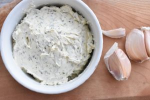 Hjemmelavet hvidløgssmør med persille