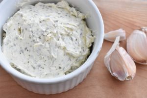Hjemmelavet hvidløgssmør med persille