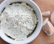 Hjemmelavet hvidløgssmør med persille