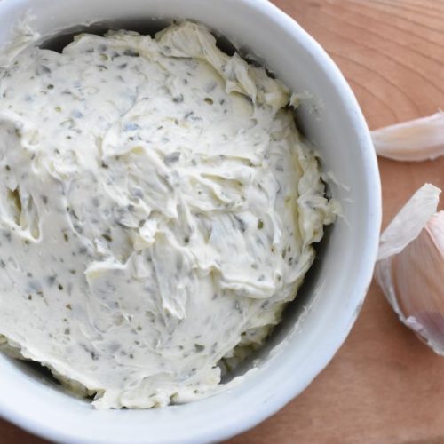 Hjemmelavet hvidløgssmør med persille