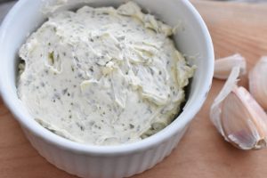 Pisket hvidløgssmør - luftig smør med hvidløg og urter