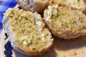 Pisket hvidløgssmør - luftigt smør med hvidløg og urter