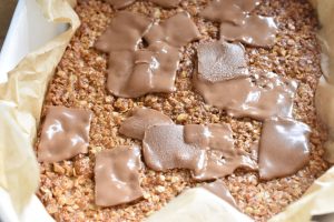 Påskesnitter – havregrynssnitter med påskeæg
