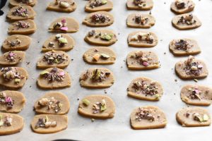 Påskespecier med vanilje – klassiske småkager med påskepynt