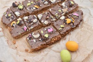 Påskesnitter – havregrynssnitter med påskeæg