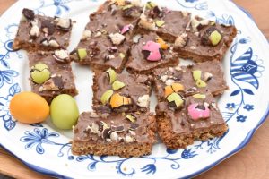 Påskesnitter – havregrynssnitter med påskeæg