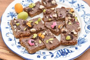 Påskesnitter – havregrynssnitter med påskeæg