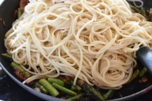 Pasta med asparges, bacon, citron & parmesan - opskrift