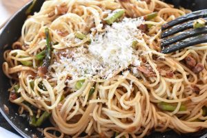 Pasta med asparges, bacon, citron & parmesan - opskrift