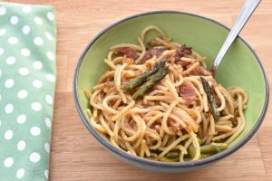 Pasta med asparges, bacon, citron & parmesan - opskrift
