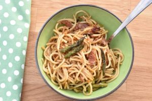 Pasta med asparges, bacon, citron & parmesan - opskrift