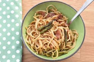 Pasta med asparges, bacon, citron & parmesan - opskrift