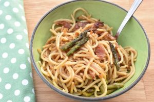 Pasta med asparges, bacon, citron & parmesan - opskrift