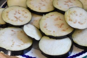 Stegte auberginer med hvidløg og feta