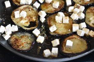 Stegte auberginer med hvidløg og feta
