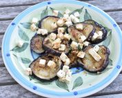 Stegte auberginer med hvidløg og feta