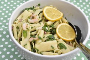 Pastasalat med rejer og spinat - nem opskrift