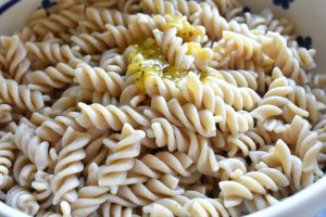 Pastasalat med spidskål, feta og agurk - sommer pastasalat