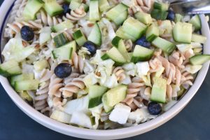 Pastasalat med spidskål, feta og agurk - sommer pastasalat