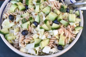 Pastasalat med spidskål, feta og agurk - sommer pastasalat