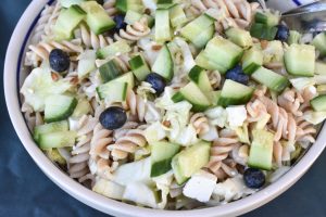 Pastasalat med spidskål, feta og agurk - sommer pastasalat