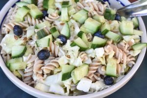 Pastasalat med spidskål, feta og agurk - sommer pastasalat