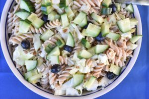 Pastasalat med spidskål, feta og agurk - sommer pastasalat