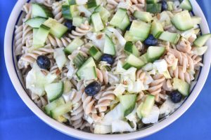 Pastasalat med spidskål, feta og agurk - sommer pastasalat