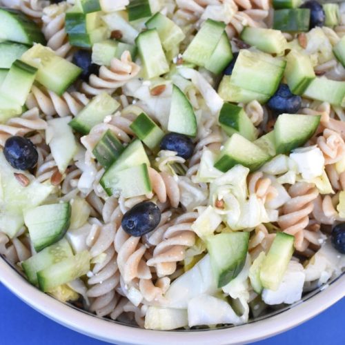 Pastasalat med spidskål, feta og agurk - sommer pastasalat