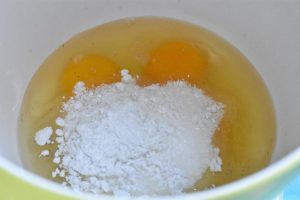 Brun lagkage med smørcreme - opskrift på gammeldags lagkage