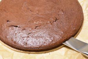 Brun lagkage med smørcreme - opskrift på gammeldags lagkage