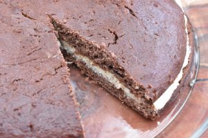 DSC_0167 • nogetiovnen.dk Brun lagkage med smørcreme - opskrift på gammeldags lagkage